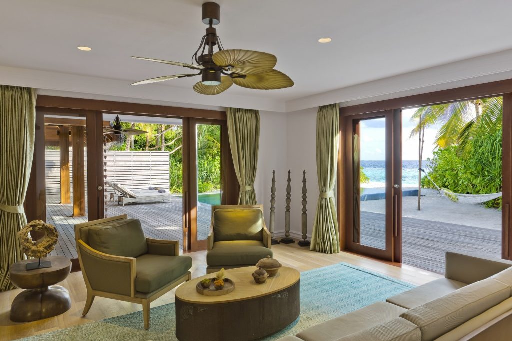 Dusit Thani Maldives, UNESCO korumalı Baa Atolü’nde su üstü villaları, ağaç tepesi spa’sı ve Tay misafirperverliği ile lüks bir Maldiv kaçamağı sunuyor.