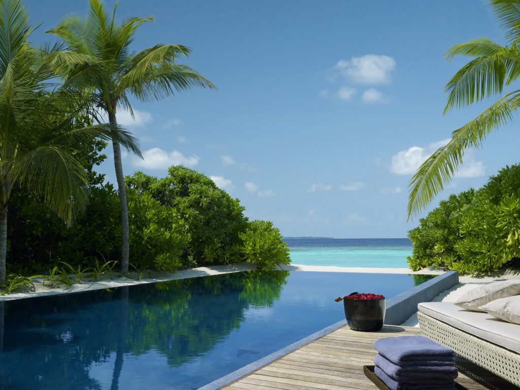 Dusit Thani Maldives, UNESCO korumalı Baa Atolü’nde su üstü villaları, ağaç tepesi spa’sı ve Tay misafirperverliği ile lüks bir Maldiv kaçamağı sunuyor.