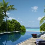 Dusit Thani Maldives, UNESCO korumalı Baa Atolü’nde su üstü villaları, ağaç tepesi spa’sı ve Tay misafirperverliği ile lüks bir Maldiv kaçamağı sunuyor.