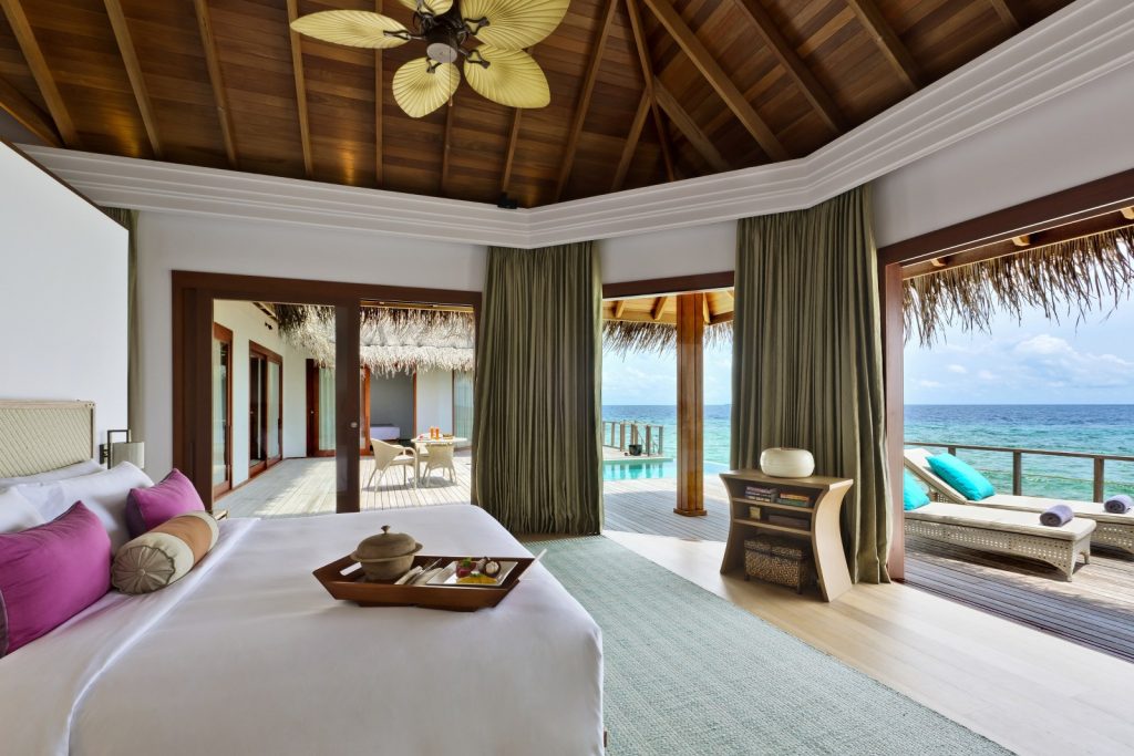 Dusit Thani Maldives, UNESCO korumalı Baa Atolü’nde su üstü villaları, ağaç tepesi spa’sı ve Tay misafirperverliği ile lüks bir Maldiv kaçamağı sunuyor.