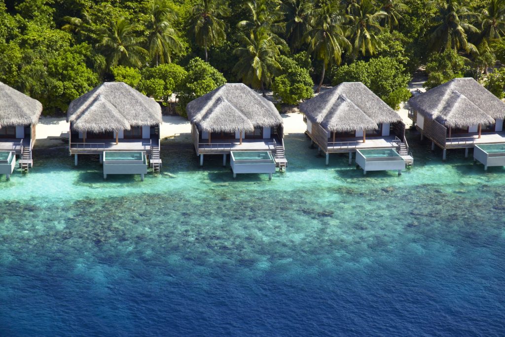 Dusit Thani Maldives, UNESCO korumalı Baa Atolü’nde su üstü villaları, ağaç tepesi spa’sı ve Tay misafirperverliği ile lüks bir Maldiv kaçamağı sunuyor.