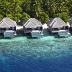 Dusit Thani Maldives, UNESCO korumalı Baa Atolü’nde su üstü villaları, ağaç tepesi spa’sı ve Tay misafirperverliği ile lüks bir Maldiv kaçamağı sunuyor.