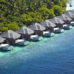 Dusit Thani Maldives, UNESCO korumalı Baa Atolü’nde su üstü villaları, ağaç tepesi spa’sı ve Tay misafirperverliği ile lüks bir Maldiv kaçamağı sunuyor.