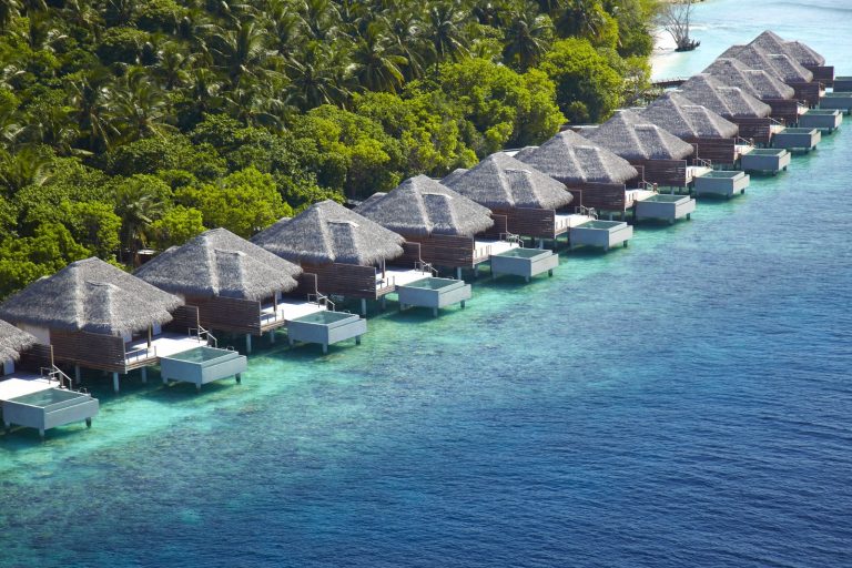 Dusit Thani Maldives, UNESCO korumalı Baa Atolü’nde su üstü villaları, ağaç tepesi spa’sı ve Tay misafirperverliği ile lüks bir Maldiv kaçamağı sunuyor.