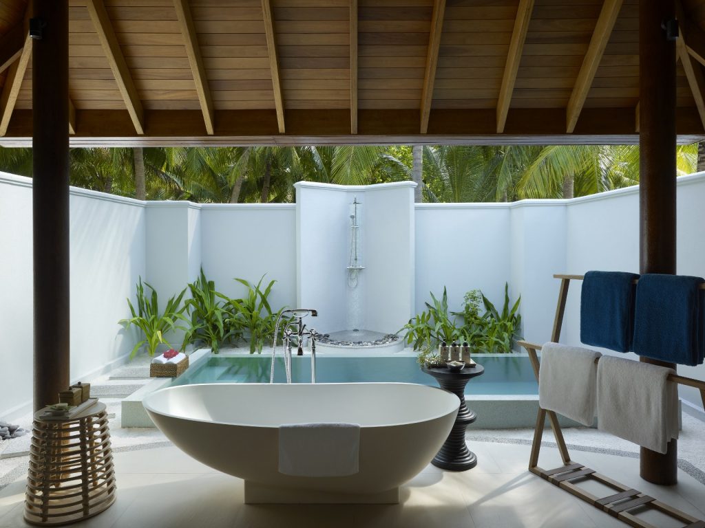 Dusit Thani Maldives, UNESCO korumalı Baa Atolü’nde su üstü villaları, ağaç tepesi spa’sı ve Tay misafirperverliği ile lüks bir Maldiv kaçamağı sunuyor.