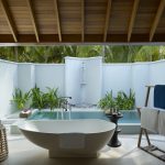 Dusit Thani Maldives, UNESCO korumalı Baa Atolü’nde su üstü villaları, ağaç tepesi spa’sı ve Tay misafirperverliği ile lüks bir Maldiv kaçamağı sunuyor.