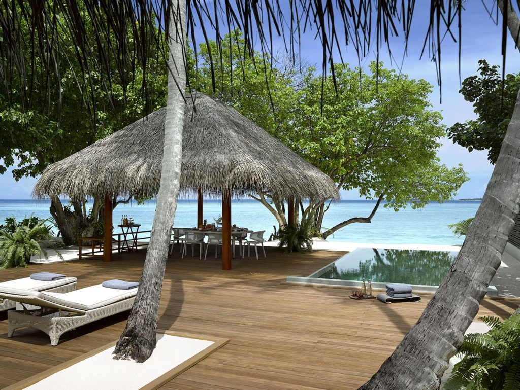 Dusit Thani Maldives, UNESCO korumalı Baa Atolü’nde su üstü villaları, ağaç tepesi spa’sı ve Tay misafirperverliği ile lüks bir Maldiv kaçamağı sunuyor.