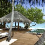 Dusit Thani Maldives, UNESCO korumalı Baa Atolü’nde su üstü villaları, ağaç tepesi spa’sı ve Tay misafirperverliği ile lüks bir Maldiv kaçamağı sunuyor.