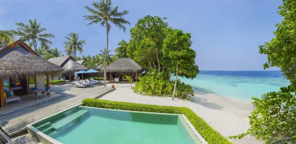 Dusit Thani Maldives, UNESCO korumalı Baa Atolü’nde su üstü villaları, ağaç tepesi spa’sı ve Tay misafirperverliği ile lüks bir Maldiv kaçamağı sunuyor.