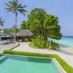 Dusit Thani Maldives, UNESCO korumalı Baa Atolü’nde su üstü villaları, ağaç tepesi spa’sı ve Tay misafirperverliği ile lüks bir Maldiv kaçamağı sunuyor.