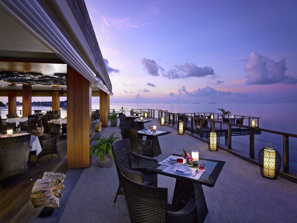 Dusit Thani Maldives, UNESCO korumalı Baa Atolü’nde su üstü villaları, ağaç tepesi spa’sı ve Tay misafirperverliği ile lüks bir Maldiv kaçamağı sunuyor.