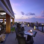 Dusit Thani Maldives, UNESCO korumalı Baa Atolü’nde su üstü villaları, ağaç tepesi spa’sı ve Tay misafirperverliği ile lüks bir Maldiv kaçamağı sunuyor.