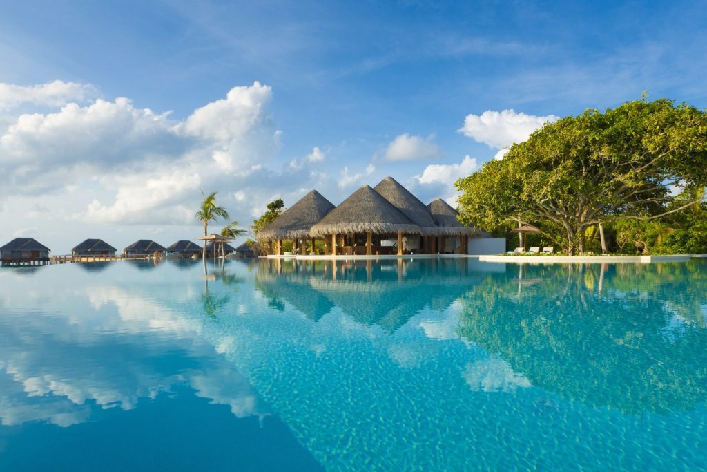 Dusit Thani Maldives, UNESCO korumalı Baa Atolü’nde su üstü villaları, ağaç tepesi spa’sı ve Tay misafirperverliği ile lüks bir Maldiv kaçamağı sunuyor.