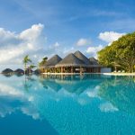 Dusit Thani Maldives, UNESCO korumalı Baa Atolü’nde su üstü villaları, ağaç tepesi spa’sı ve Tay misafirperverliği ile lüks bir Maldiv kaçamağı sunuyor.