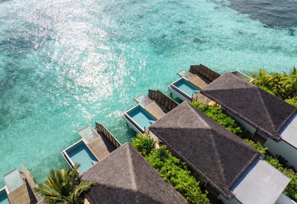 DusitD2 Maldives ile su üstü villalarda lüks ve huzuru yaşayın. Balayı çiftleri ve aileler için özel seçeneklerle Maldivler’in tadını çıkarın.