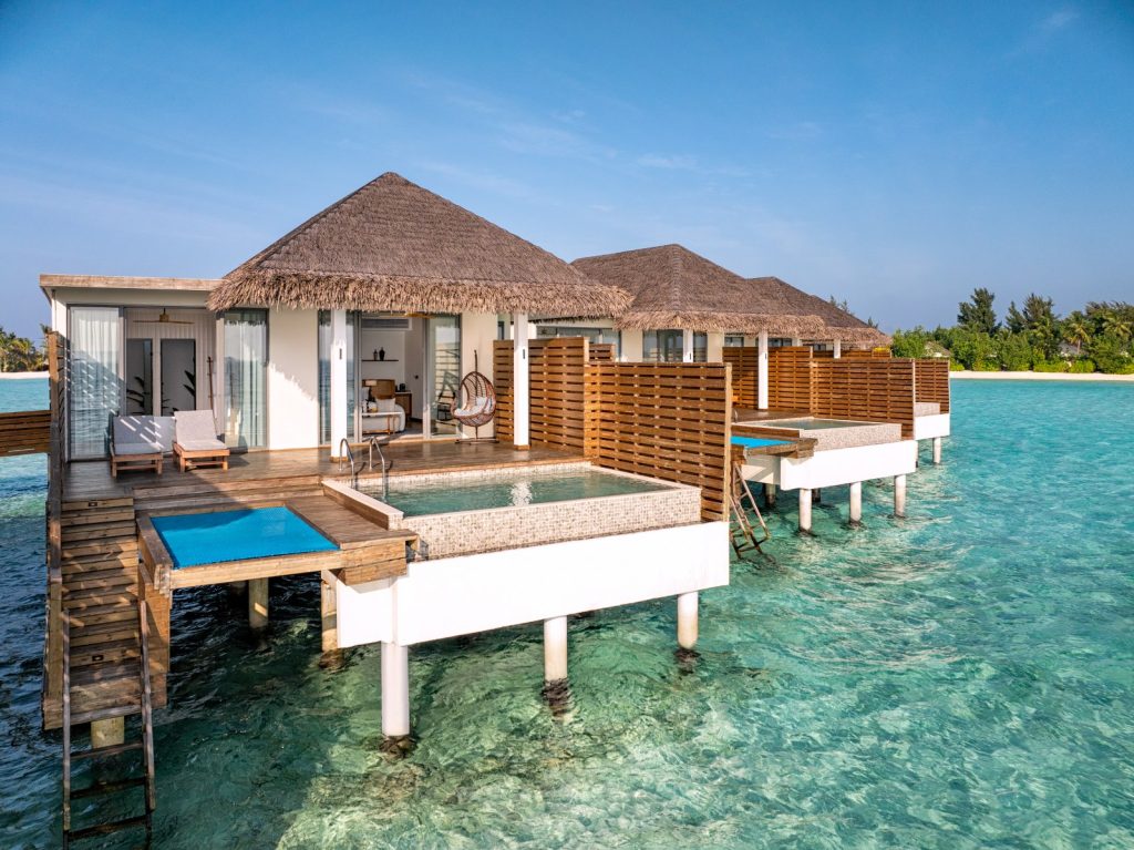 DusitD2 Maldives ile su üstü villalarda lüks ve huzuru yaşayın. Balayı çiftleri ve aileler için özel seçeneklerle Maldivler’in tadını çıkarın.