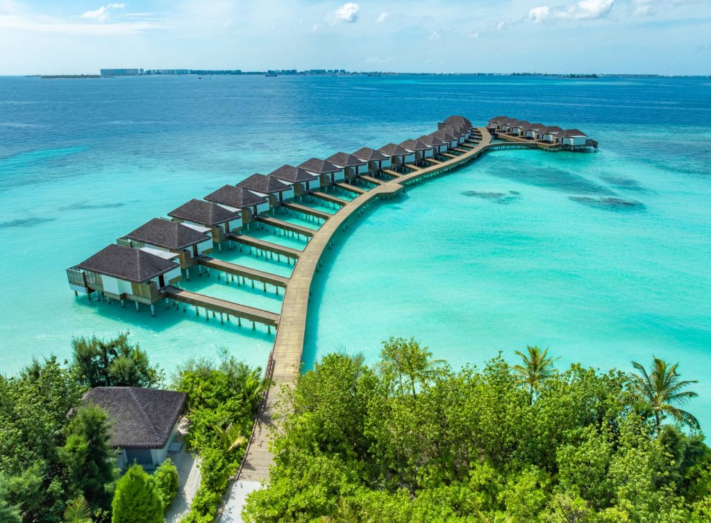 DusitD2 Maldives ile su üstü villalarda lüks ve huzuru yaşayın. Balayı çiftleri ve aileler için özel seçeneklerle Maldivler’in tadını çıkarın.