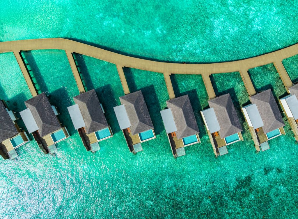 DusitD2 Maldives ile su üstü villalarda lüks ve huzuru yaşayın. Balayı çiftleri ve aileler için özel seçeneklerle Maldivler’in tadını çıkarın.