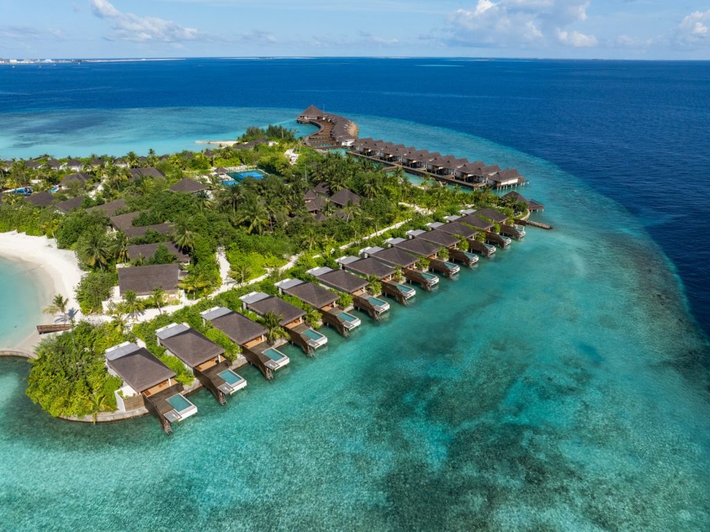 DusitD2 Maldives ile su üstü villalarda lüks ve huzuru yaşayın. Balayı çiftleri ve aileler için özel seçeneklerle Maldivler’in tadını çıkarın.