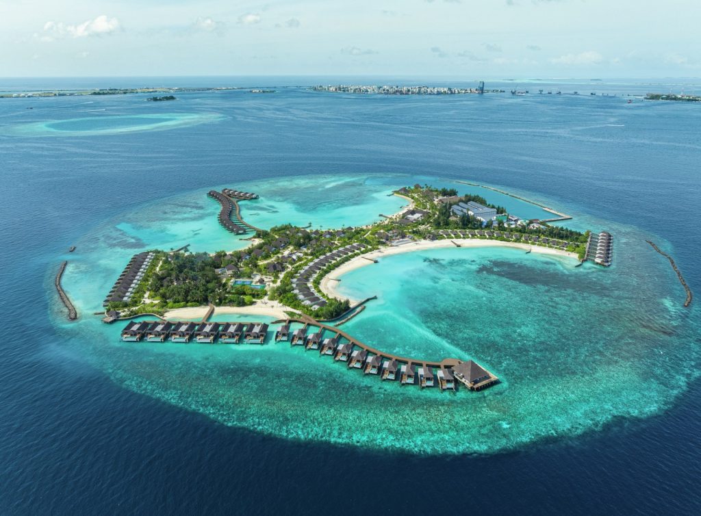 DusitD2 Maldives ile su üstü villalarda lüks ve huzuru yaşayın. Balayı çiftleri ve aileler için özel seçeneklerle Maldivler’in tadını çıkarın.
