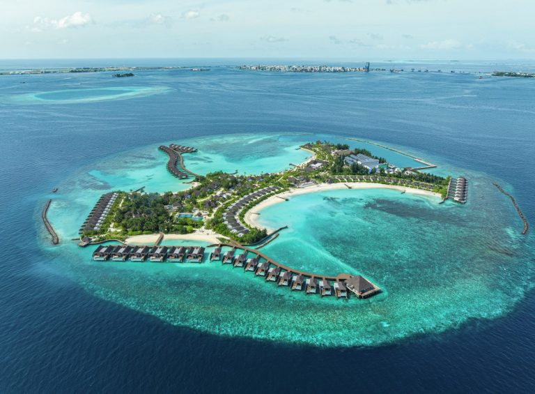 DusitD2 Maldives ile su üstü villalarda lüks ve huzuru yaşayın. Balayı çiftleri ve aileler için özel seçeneklerle Maldivler’in tadını çıkarın.