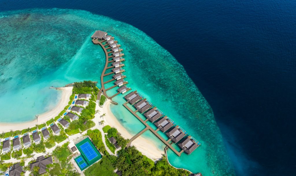 DusitD2 Maldives ile su üstü villalarda lüks ve huzuru yaşayın. Balayı çiftleri ve aileler için özel seçeneklerle Maldivler’in tadını çıkarın.