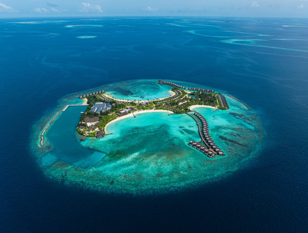 DusitD2 Maldives ile su üstü villalarda lüks ve huzuru yaşayın. Balayı çiftleri ve aileler için özel seçeneklerle Maldivler’in tadını çıkarın.