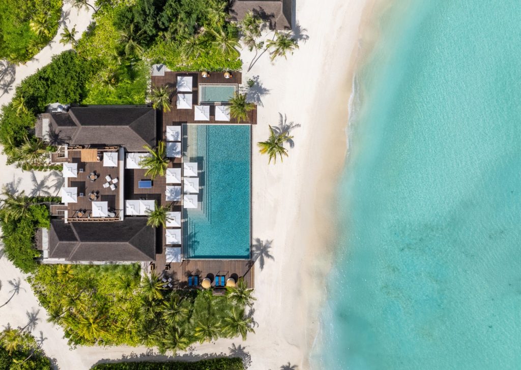 DusitD2 Maldives ile su üstü villalarda lüks ve huzuru yaşayın. Balayı çiftleri ve aileler için özel seçeneklerle Maldivler’in tadını çıkarın.