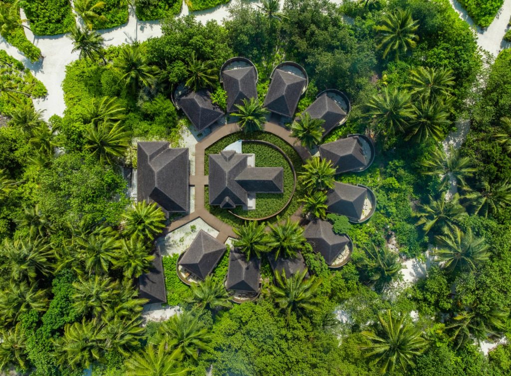 DusitD2 Maldives ile su üstü villalarda lüks ve huzuru yaşayın. Balayı çiftleri ve aileler için özel seçeneklerle Maldivler’in tadını çıkarın.