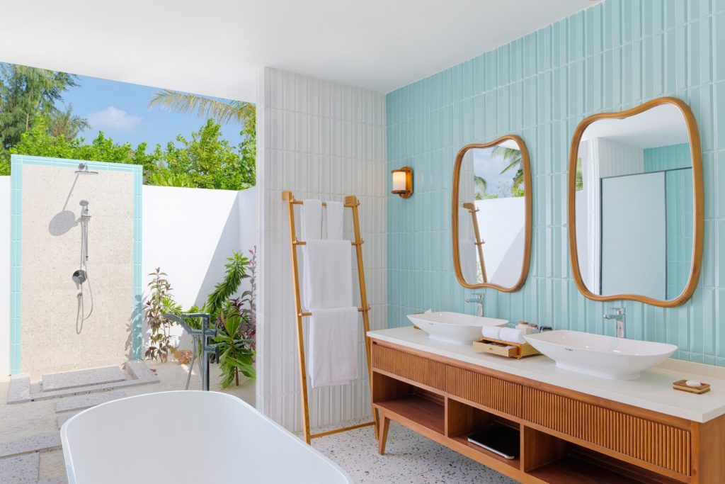 DusitD2 Maldives ile su üstü villalarda lüks ve huzuru yaşayın. Balayı çiftleri ve aileler için özel seçeneklerle Maldivler’in tadını çıkarın.