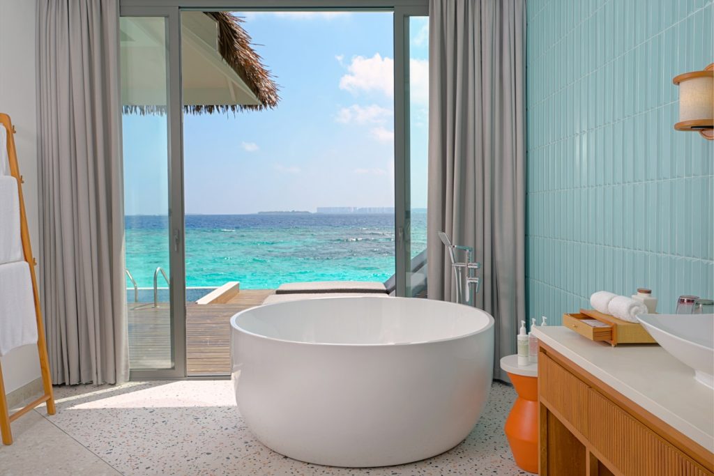 DusitD2 Maldives ile su üstü villalarda lüks ve huzuru yaşayın. Balayı çiftleri ve aileler için özel seçeneklerle Maldivler’in tadını çıkarın.